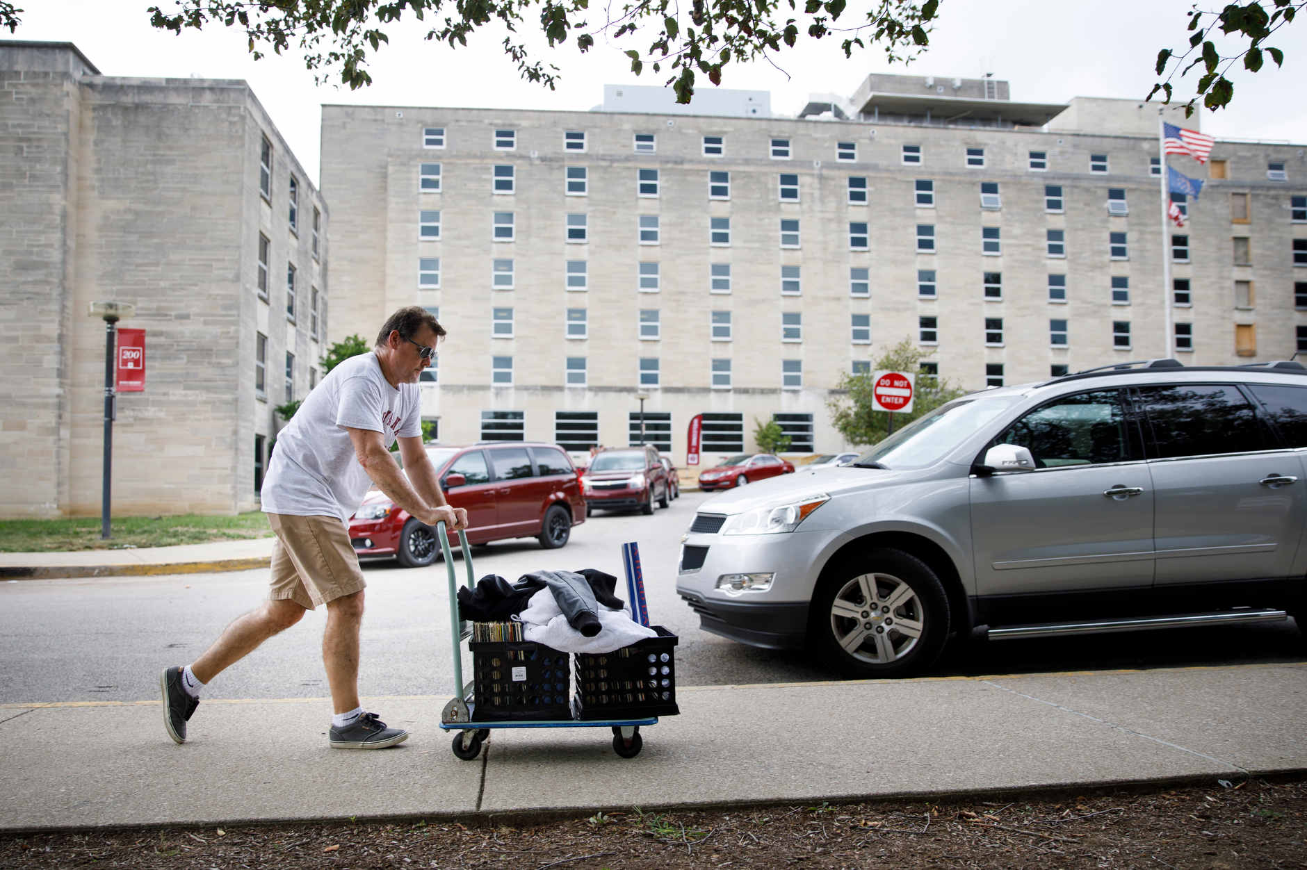 A student's belongings are wheeled past Teter Quad to a room in Ashton Center during IU Bloomington move-in on Tuesday, Aug. 20, 2019. (James Brosher/Indiana University)